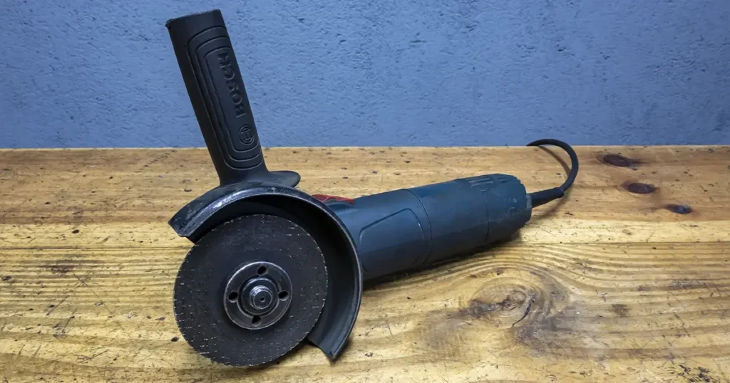 amoladora bosh con disco de corte de metal sobre una mesa del taller de madera