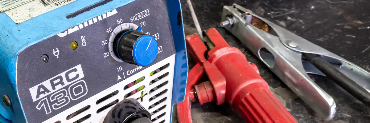 foco a regulador de amperaje de la soldadora con porta electrodo y pinza de masa en la parte posterior