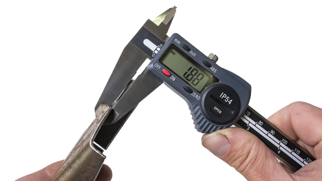 medición del espesor de una chapa con calibre digital
