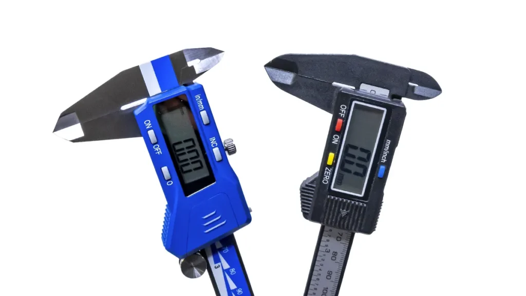 comparación entre calibre digital profesional y calibre económico de plástico