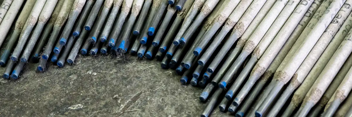puntas azules de electrodos de 3,25 sobre una mesa de metal