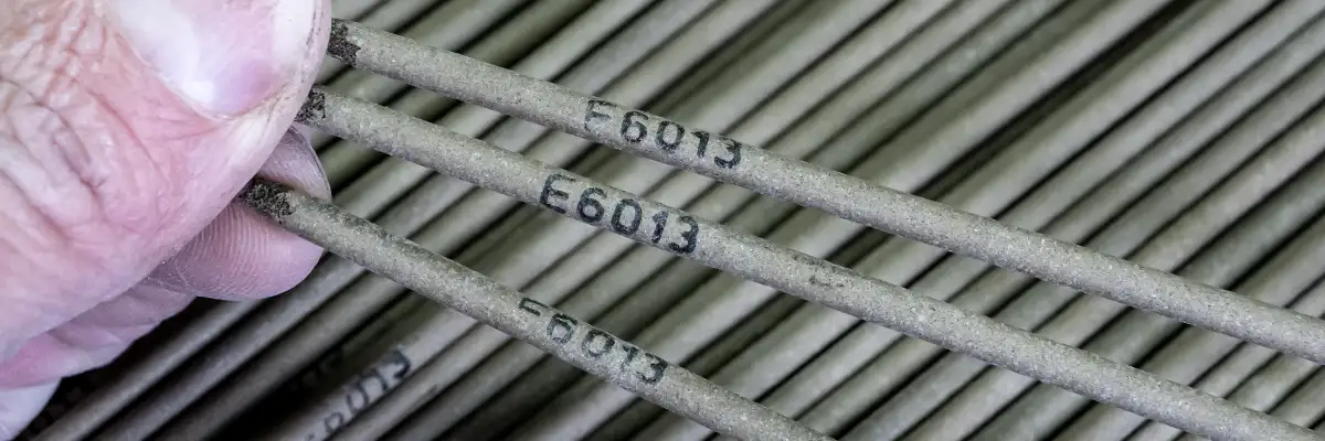 3 electrodos e6013 sujetos por un dedo de la mano