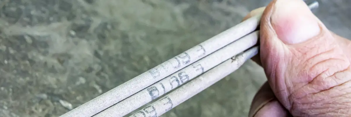 imagen dedo grande sujetando electrodos finos