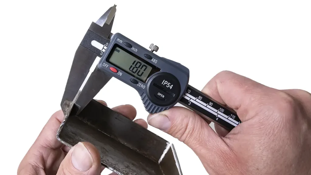 medición de espesor de chapa con calibre ACCUD 111-008-11 en herrería