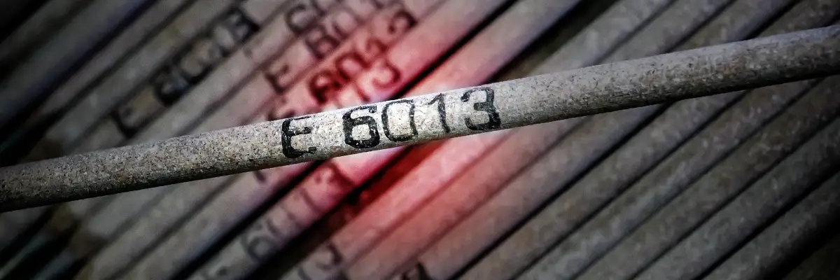 nomenclatura seleccionada de un electrodo para soldar con un aura roja