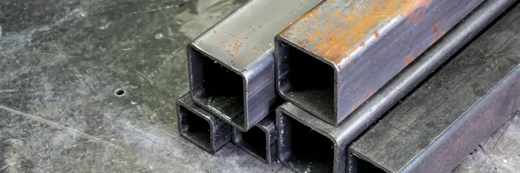 perfiles metalicos sobre una mesa de herreria