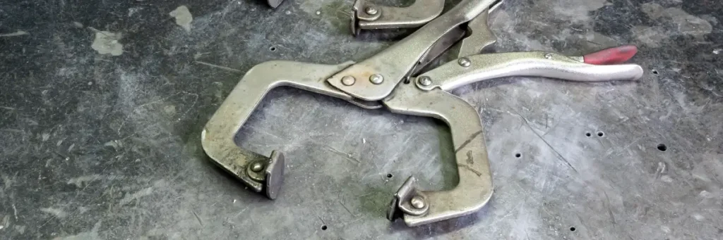 pinza tipo c ideal para herreria y soldadura sobre banco de trabajo del taller