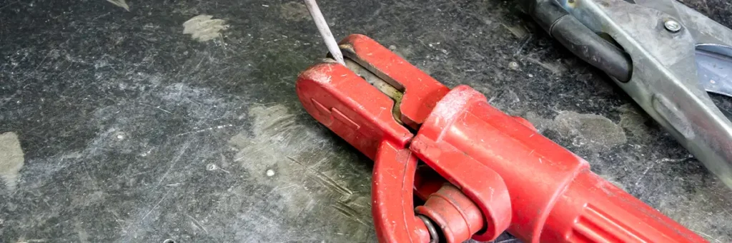 pinza porta electrodo sobre la mesa de herreria