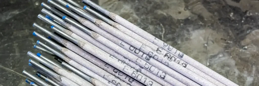 muchos electrodos sobre una mesa de soldador representación de tipos de electrodo para soldar