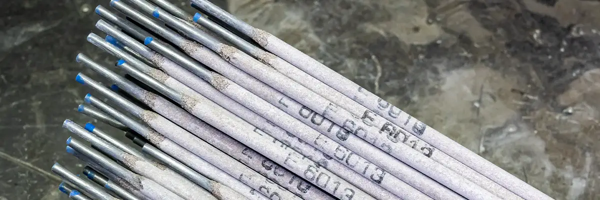 muchos electrodos sobre una mesa de soldador representación de tipos de electrodo para soldar