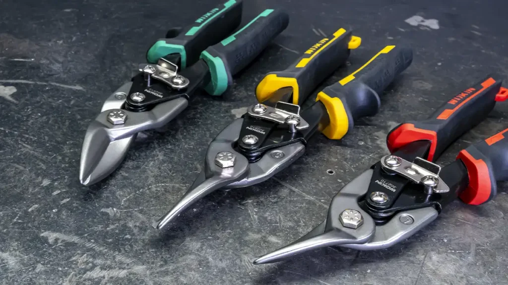 tijeras de chapa sobre la mesa del taller, se pueden ver los 3 modelos izquierda, derecha y de corte recto