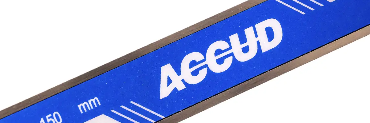 marca accud foco en logo directo a una de sus herramientas de medicion