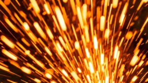 chispas naranjas brillantes en fondo oscuro