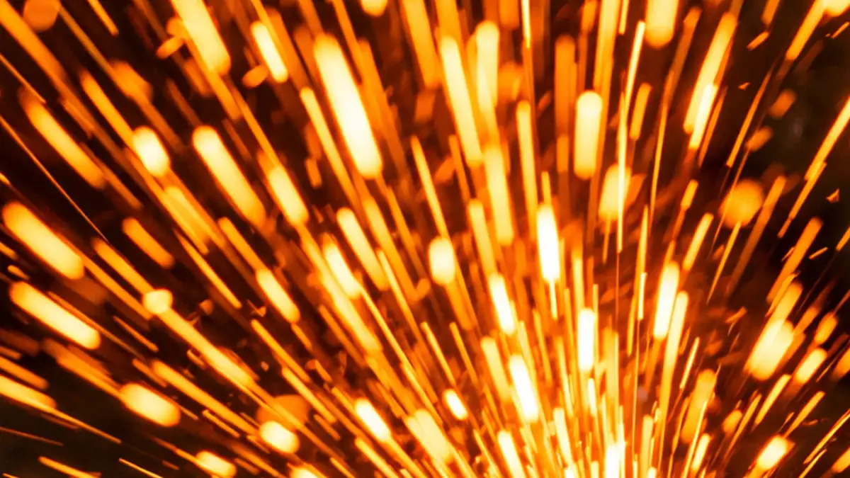 chispas naranjas brillantes en fondo oscuro