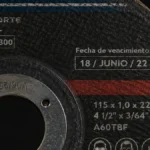 foco en vencimiento de un disco de amoladora para metales
