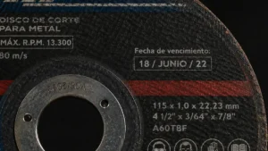 foco en vencimiento de un disco de amoladora para metales