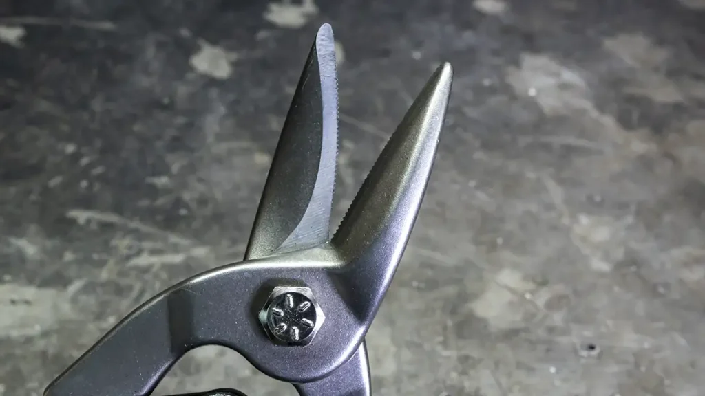 detalle al filo dentado de las tijeras de aviacion