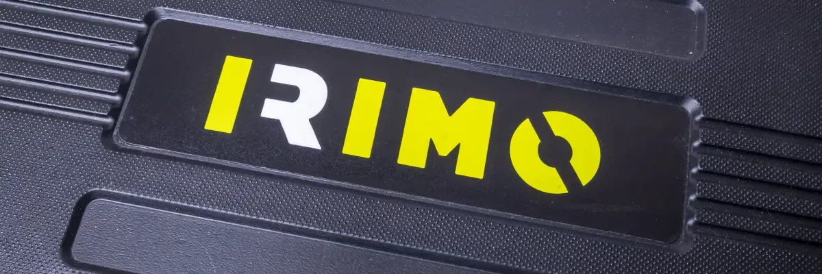 irimo marca de herramientas española en foco directo al logo de un maletin