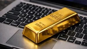 lingote de oro sobre el teclado de una notebook