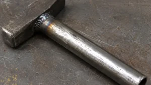 martillo con mango de metal