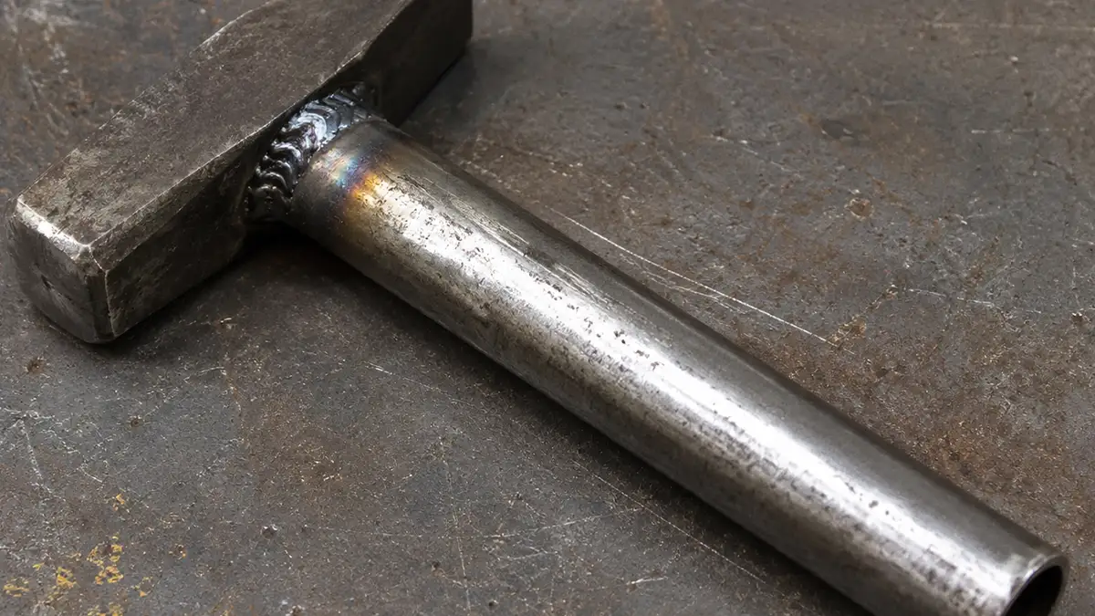 martillo con mango de metal