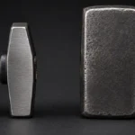 martillo y masa de metal en un fondo oscuro