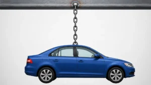 imagen representativa de auto sujeto con cadena y punto de soldadura de una viga de acero