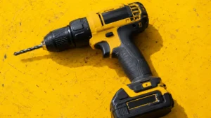 taladro inalámbrico amarillo sobre una mesa de taller amarilla