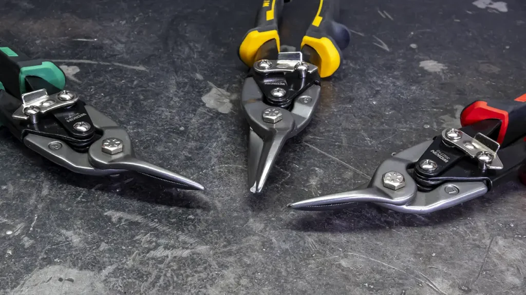 tijeras de chapa sobre mesa del taller